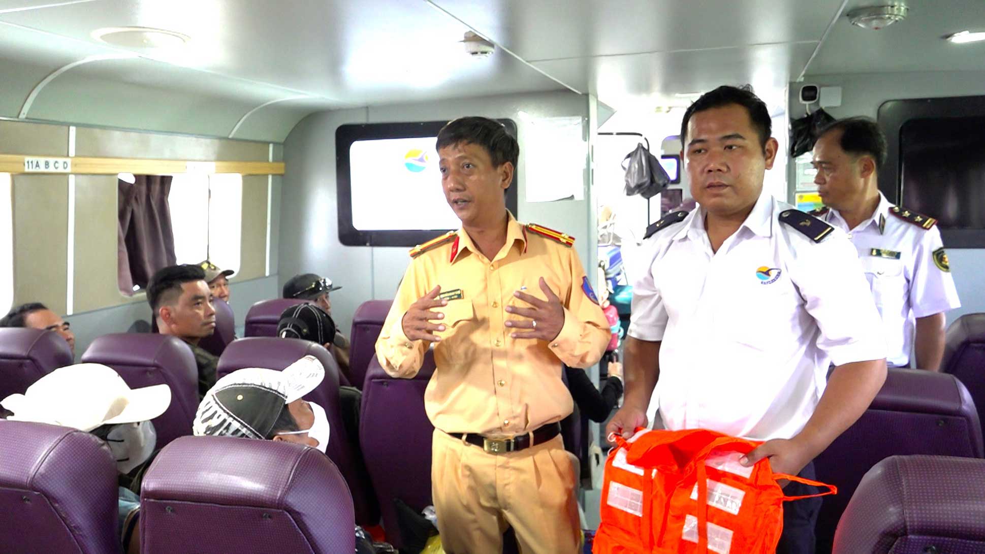 Following the An Giang traffic police to check water routes and storm season
