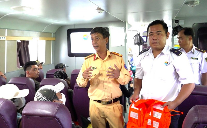 Following the An Giang traffic police to check water routes and storm season