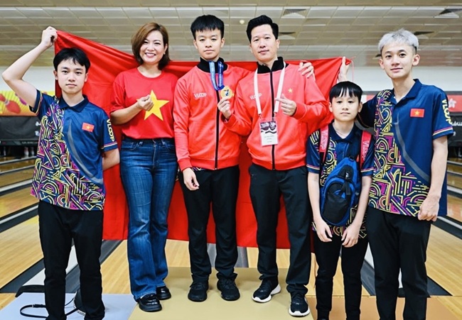 떤닷 선수가 대회에서 베트남 볼링팀에 첫 금메달을 안겼습니다. 사진: 김하