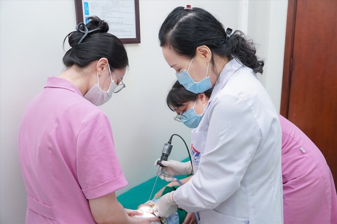 PGS.TS Nguyen Thi Hoai An, Giam doc Benh vien An Viet tham kham cho nguoi benh. Anh: Hai Pham