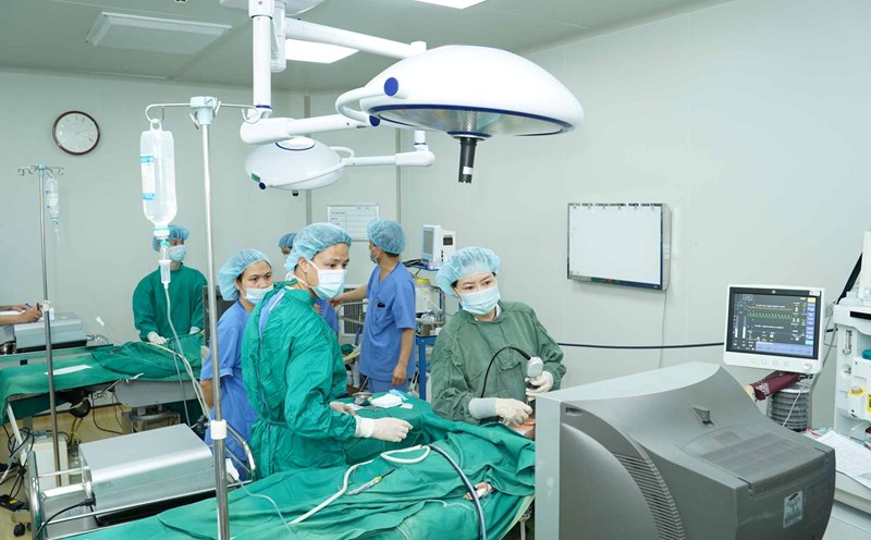 An electronic ear snail transplant surgery for a born deaf patient. Photo: Hai Pham