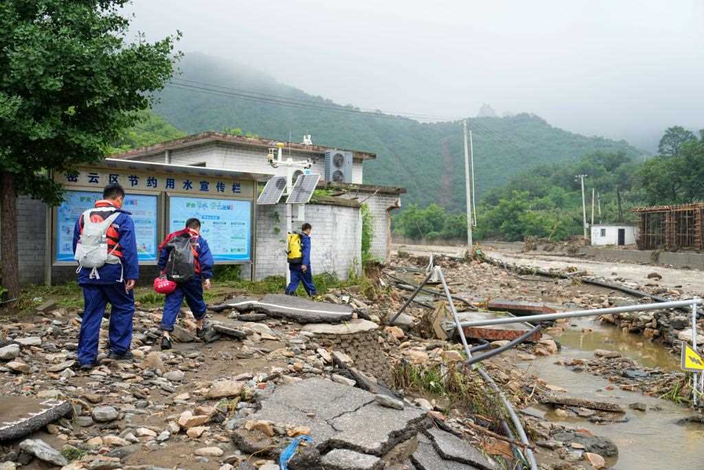 Linh cuu hoa tien vao thon Hoang Ngoc Khau, huyen Mat Van, Bac Kinh, noi mang luoi lien lac bi gian doan sau mua lu, ngay 27.7.2025. Anh: Xinhua