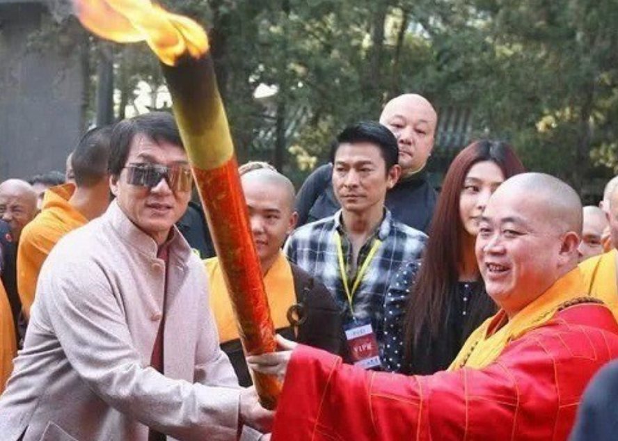 ティック・ヴィン・ティンと俳優は、タン・ラム・トゥのオープニングで長い。写真：NSX映画Tan Lam Tu Tu