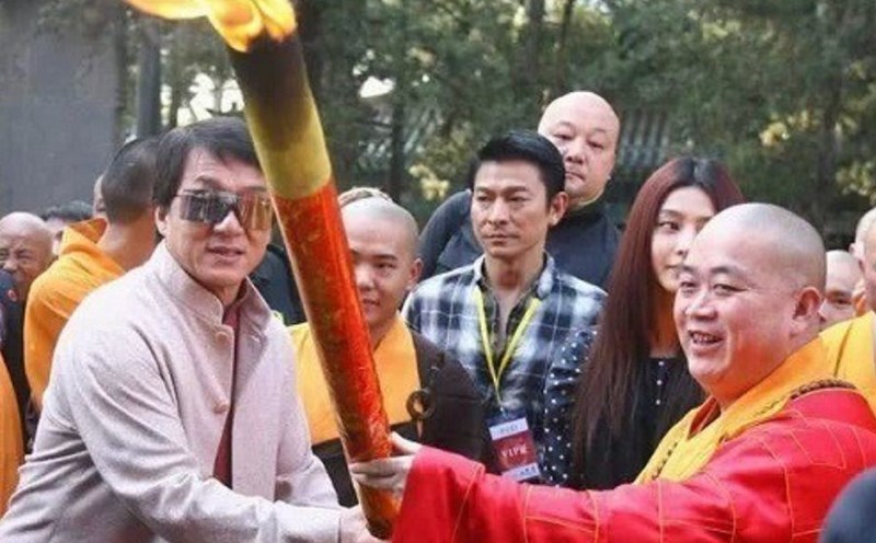 Thich Vinh Tin and actor Thanh Long at the filming of Tan Thieu Lam Tu. Photo: Producer of Tan Thieu Lam Tu film