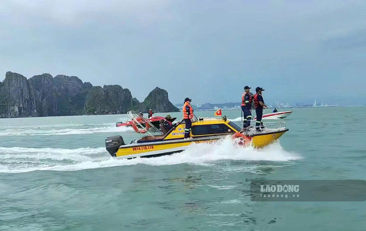 하롱베이 유람선 침몰 사고 희생자 시신 수색을 수행하는 116 구조 구조팀. 사진: 116 구조 구조팀