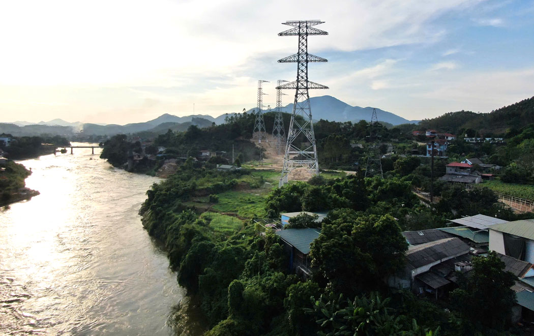 Du an duong day 500kV Lao Cai - Vinh Yen co tong chieu dai tuyen vao gan 300km/468 vi tri cot.