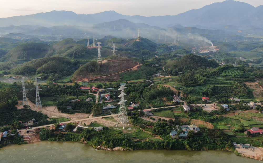 Le projet de ligne 500kV Lao Cai - Vinh Yen est en course avec un delai d'achevement fixe au 19 août 2025. Photo : Van Duc