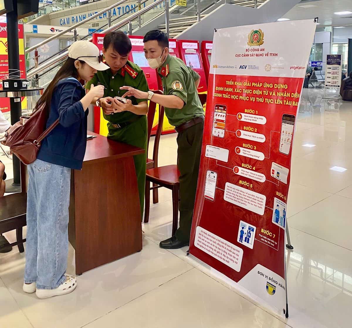 깜란 공항은 국내선 승객에게 서류 불필요 탑승 수속을 적용했습니다. 사진: 카인호아성 공안