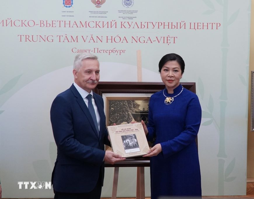 Phu nhan Ngo Phuong Ly tang bo sach “Ho Chi Minh voi tinh huu nghi Viet - Nga”. Anh: TTXVN