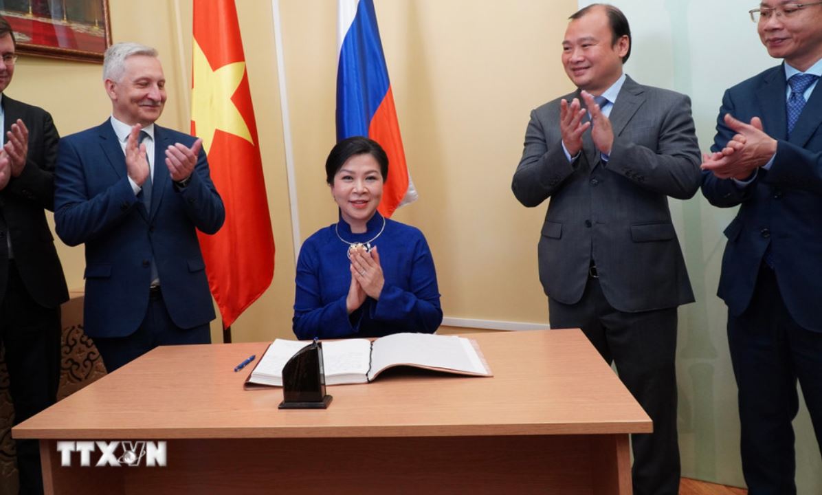 Phu nhan Ngo Phuong Ly ghi so cam tuong tai Trung tam Van hoa Nga - Viet. Anh: TTXVN
