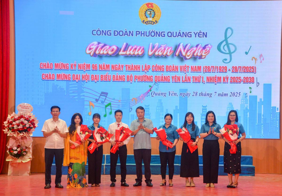 꽝닌성 노동총연맹 지도부; 인민위원회 조국전선위원회 동 노동조합이 프로그램 참가 작품이 있는 단위에 꽃을 전달했습니다. 사진: Doan Hung