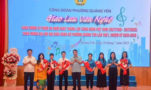 Lãnh đạo LĐLĐ tỉnh Quảng Ninh; UBND, MTTQ, CĐ phường tặng hoa các đơn vị có tiết mục tham gia chương trình. Ảnh: Đoàn Hưng