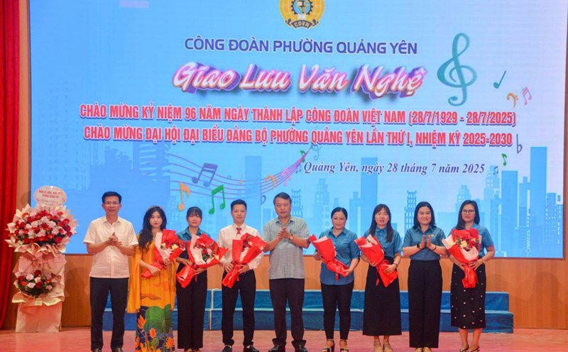 Leaders of the Quang Ninh Provincial Federation of Labor; People's Committee, Fatherland Front, and Ward Union presented flowers to units with performances participating in the program. Photo: Doan Hung