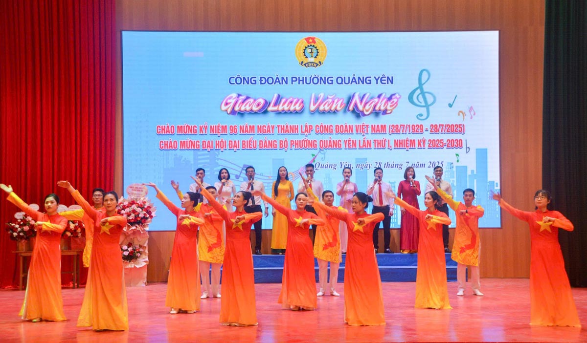 Mot tiet muc van nghe tai chuong trinh. Anh: Doan Hung