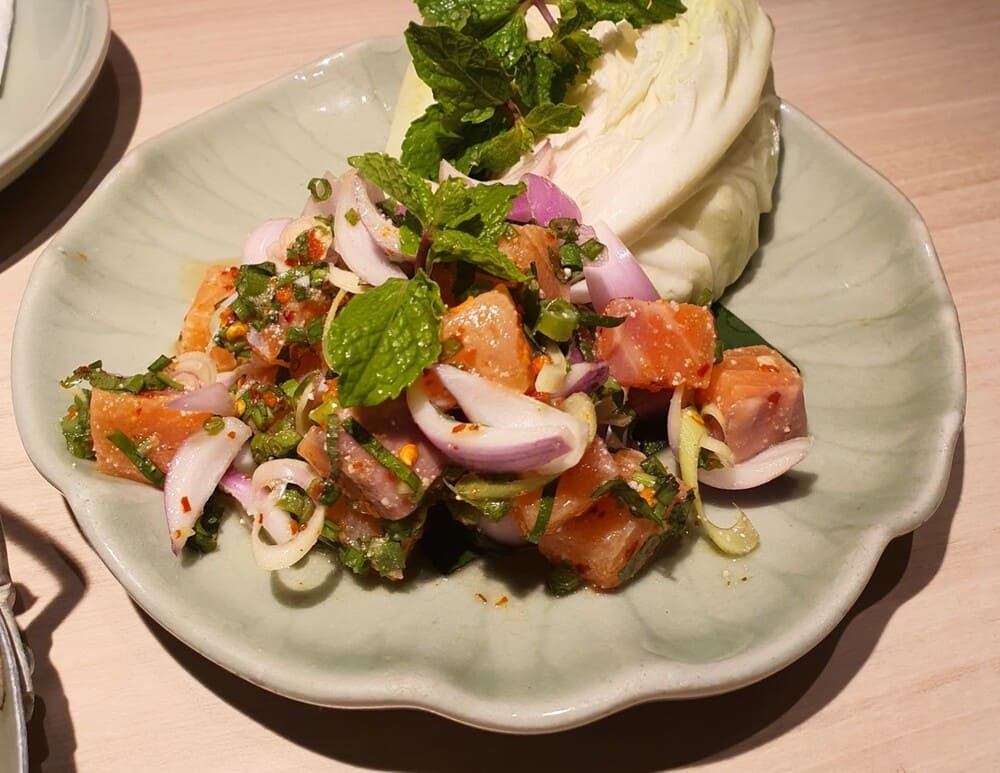 태국산 새콤달콤한 사시미 연어 샐러드는 가족 식사의 애피타이저로 적합합니다. 사진: 뚜언 닷