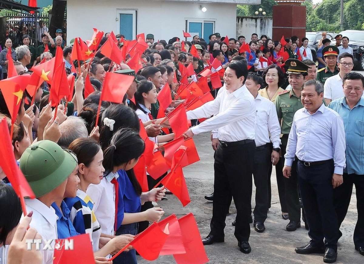 Chu tich nuoc Luong Cuong voi nhan dan thon Quang Chinh 6, xa Quang Ha, tinh Quang Ninh. (Anh: Lam Khanh/TTXVN)