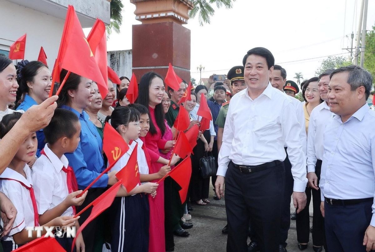 Chu tich nuoc Luong Cuong voi nhan dan thon Quang Chinh 6, xa Quang Ha, tinh Quang Ninh. (Anh: Lam Khanh/TTXVN)