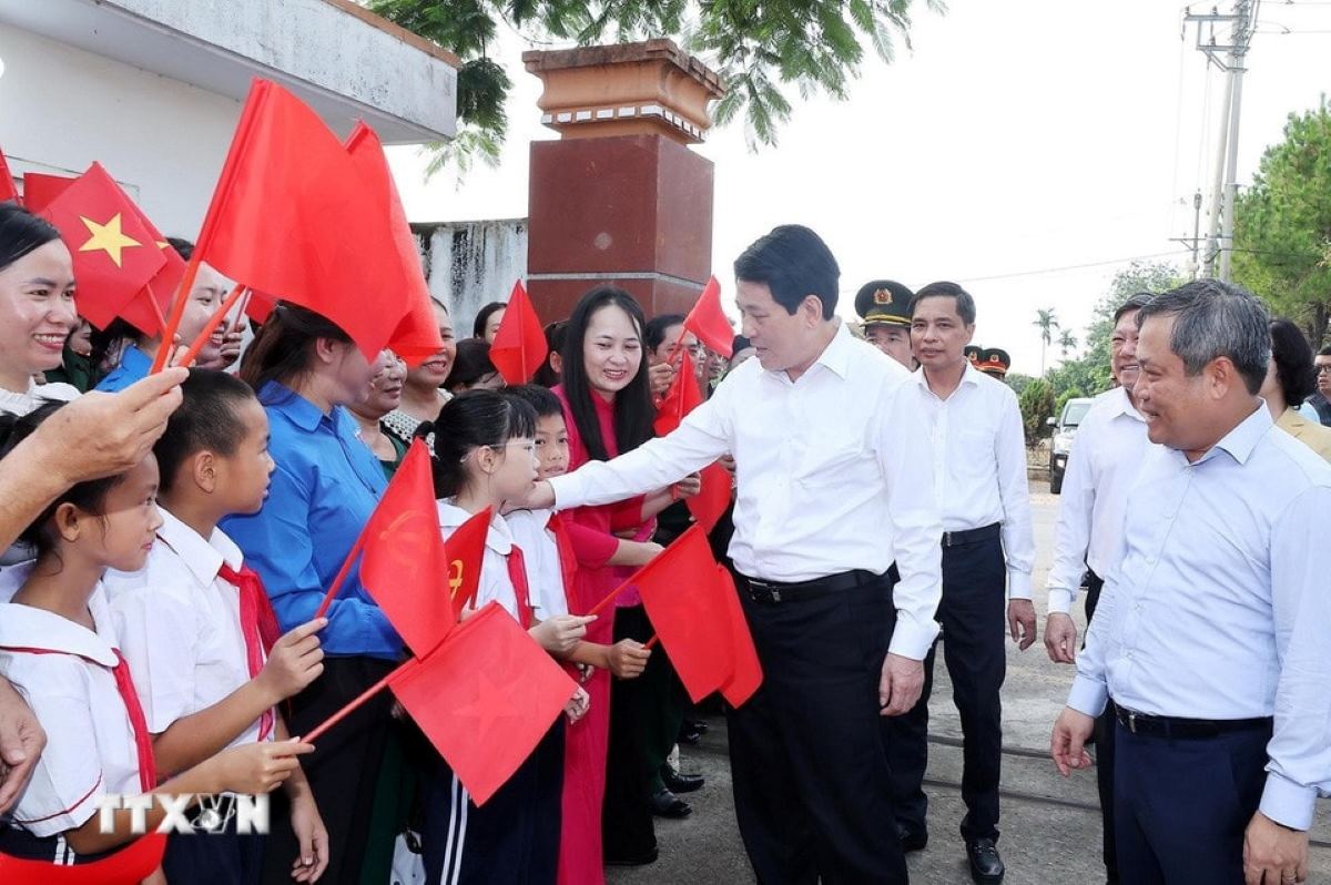 President Luong Cuong with people of Quang Chinh 6 village, Quang Ha commune, Quang Ninh province. Photo: Lam Khanh/VNA