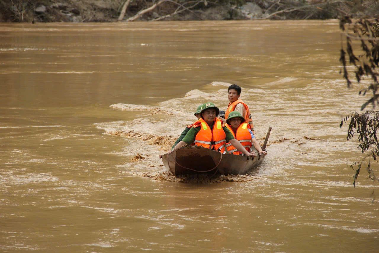 La police de la commune de Luong Minh (Nghe An) organise des traversees fluviales pour ravitailler les habitants de 4 villages isoles. Photo : Pham Chung