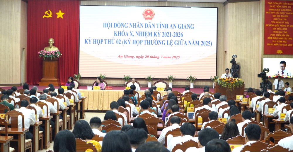 Selon le rapport d'enquete du Comite juridique du Conseil populaire provincial d'An Giang la police a transmis a la police 5 affaires presentant des signes de negativite de corruption et de gaspillage. Photo : Nguyen Anh