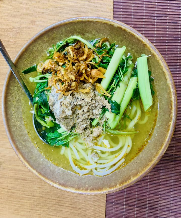 Bun soup is a rustic snack. Photo: An Le