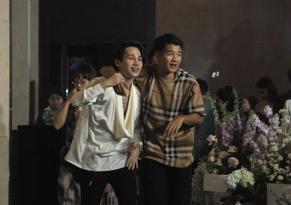 Jack khoac vai Duc Chinh trong dam cuoi cua Quang Hai hoi thang 4.2024. Anh: Xuan Trang