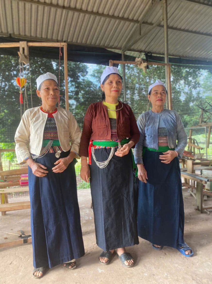 Qua cac hoa van trang tri tren cap vay trong xa hoi Muong xua. Anh: Hang Nguyen