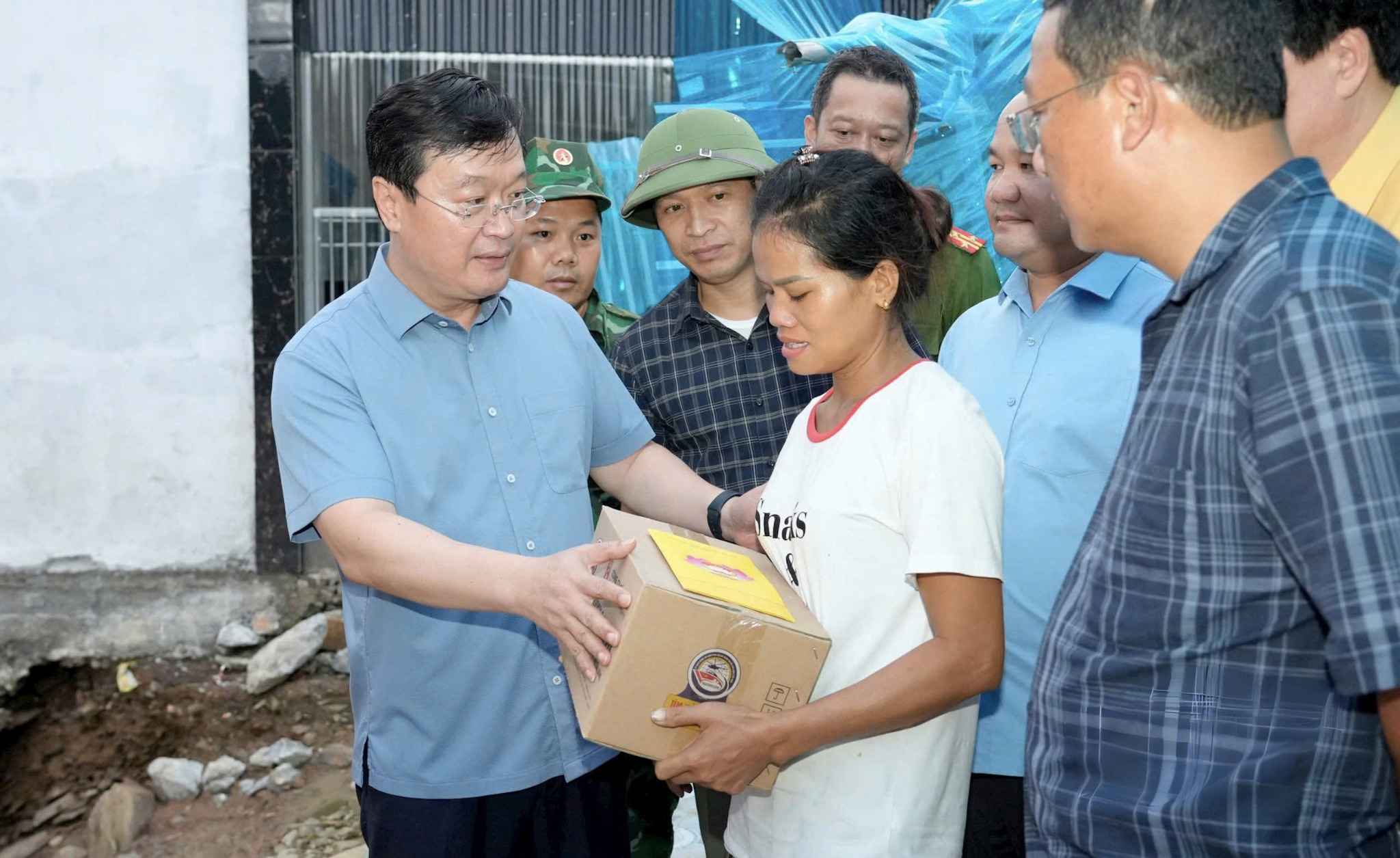 Bi thu Tinh uy Nghe An Nguyen Duc Trung chia se voi nhung mat mat, thiet hai nang ne cua nhung gia dinh co nha bi cuon troi. Anh: Pham Bang