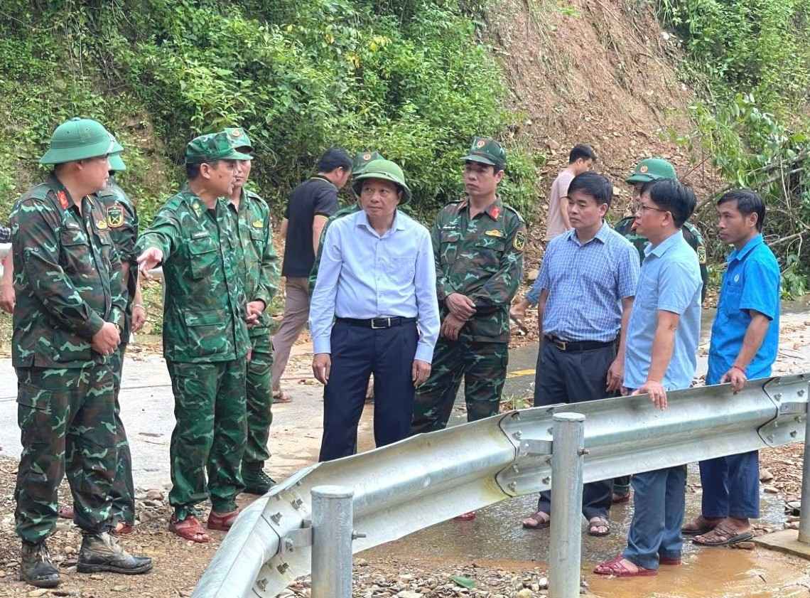 Ong Le Hong Vinh - Chu tich UBND tinh Nghe An chi dao khac phuc hau qua thien tai tai xa Muong Tip. Anh: Thuy Vinh