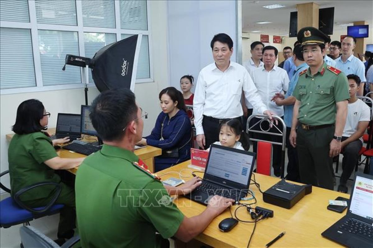 Chu tich nuoc Luong Cuong kiem tra viec lam the can cuoc cong dan tai Trung tam Phuc vu hanh chinh cong xa Quang Ha, tinh Quang Ninh. Anh: TTXVN