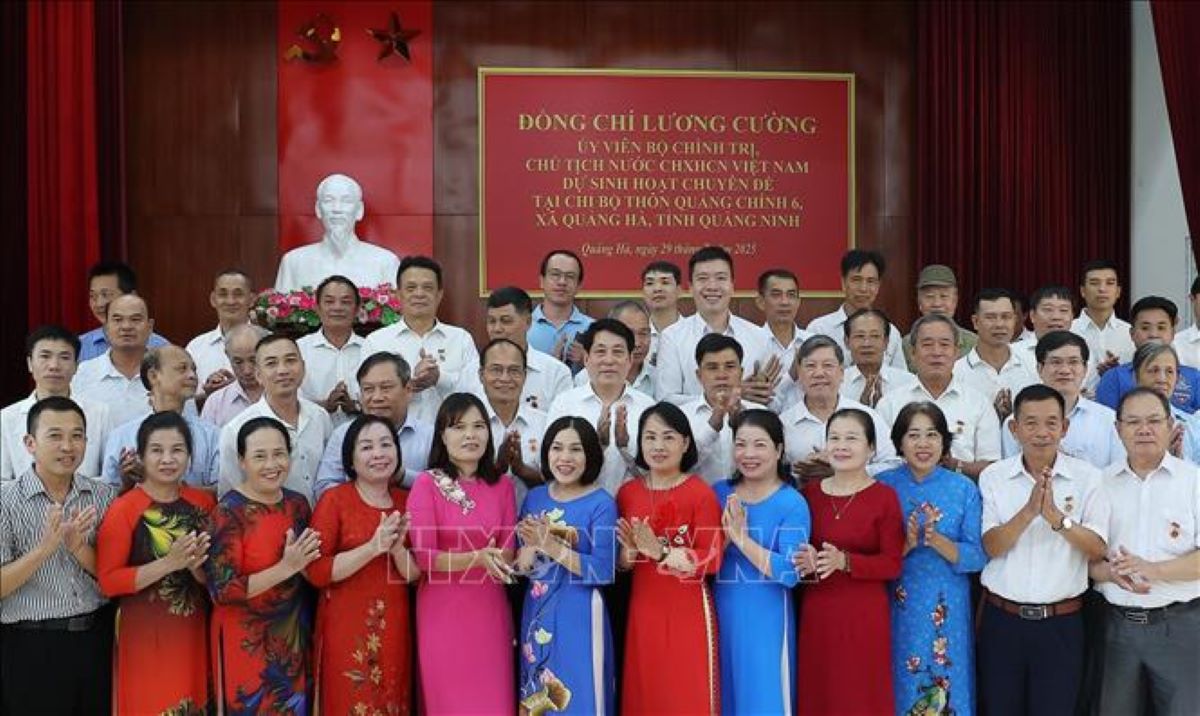 Chu tich nuoc Luong Cuong cung cac dai bieu va dang vien Chi bo thon Quang Chinh 6, xa Quang Ha. Anh: TTXVN