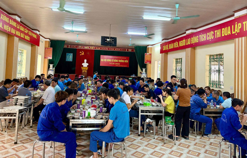 노동자를 연결하는 노동조합 식사. 사진: 바오 응우옌
