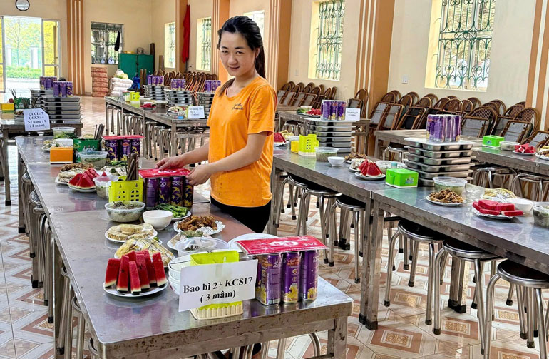 Bua com cong doan tai Cong ty Co phan su ky thuat Hoang Lien Son tri gia 75.000 dong/suat. Anh: Bao Nguyen