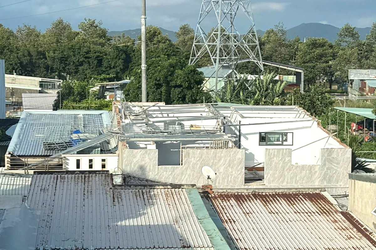 A case of violating construction order in Phuoc Thang ward is being voluntarily dismantled. Photo: Thanh An