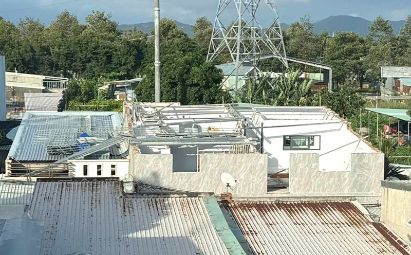 A case of violating construction order in Phuoc Thang ward is being voluntarily dismantled. Photo: Thanh An