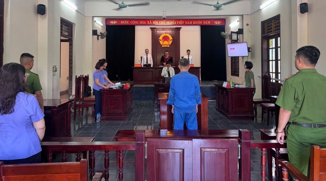 Toàn cảnh phiên tòa có sử dụng sơ đồ tư duy và trình chiếu tài liệu, chứng cứ bằng hình ảnh. Ảnh: Viện kiểm sát nhân dân khu vực 4 - Hải Phòng