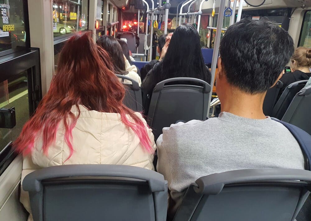 一緒にバスに乗るとき、ガールフレンドに気遣い、丁寧に世話をするジェスチャーをしてください。写真:トゥイ・アン