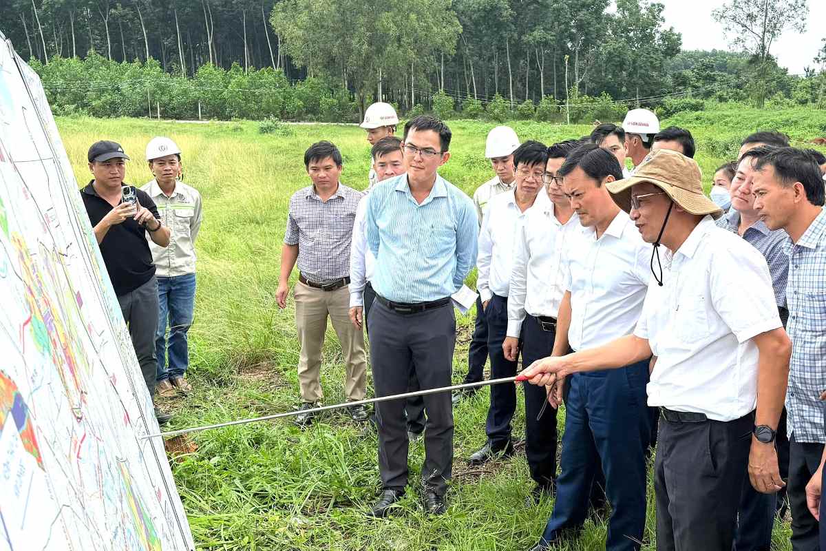 El vicepresidente del Comite Popular de la ciudad de Ho Chi Minh Bui Xuan Cuong inspecciona el terreno en el proyecto de la autopista Long Thanh - Ho Tram en la tarde del 29 de julio Foto: Thanh An