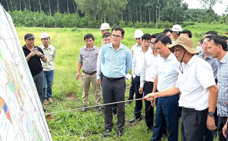 Vice Chairman of Ho Chi Minh City People's Committee Bui Xuan Cuong conducted a field survey at the Long Thanh - Ho Tram expressway project on the afternoon of July 29. Photo: Thanh An