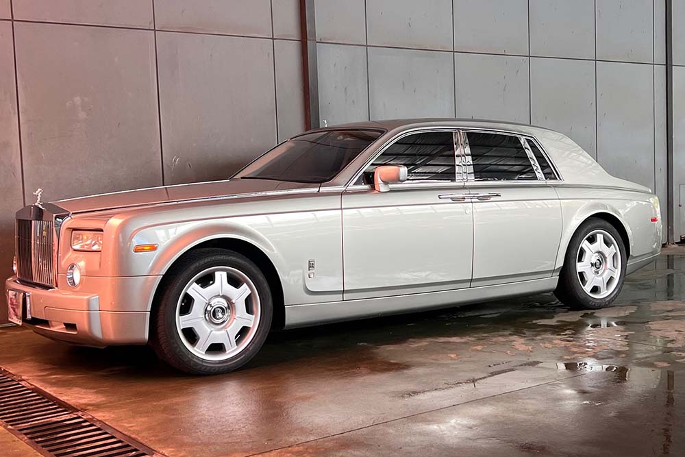 El Rolls-Royce Phantom de 2007 se pone a la venta por mas de 5 mil millones de VND. Foto: Hong Quan