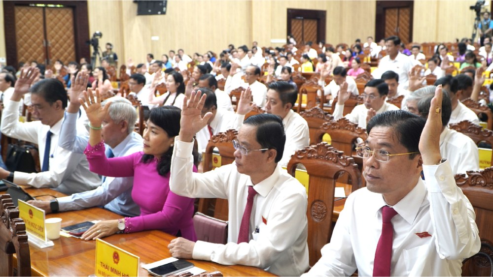 Conference adoptant le projet de resolution reglementant le regime de soutien aux cadres fonctionnaires employes et travailleurs apres l'organisation des unites administratives dans la province d'An Giang. Photo : Nguyen Anh