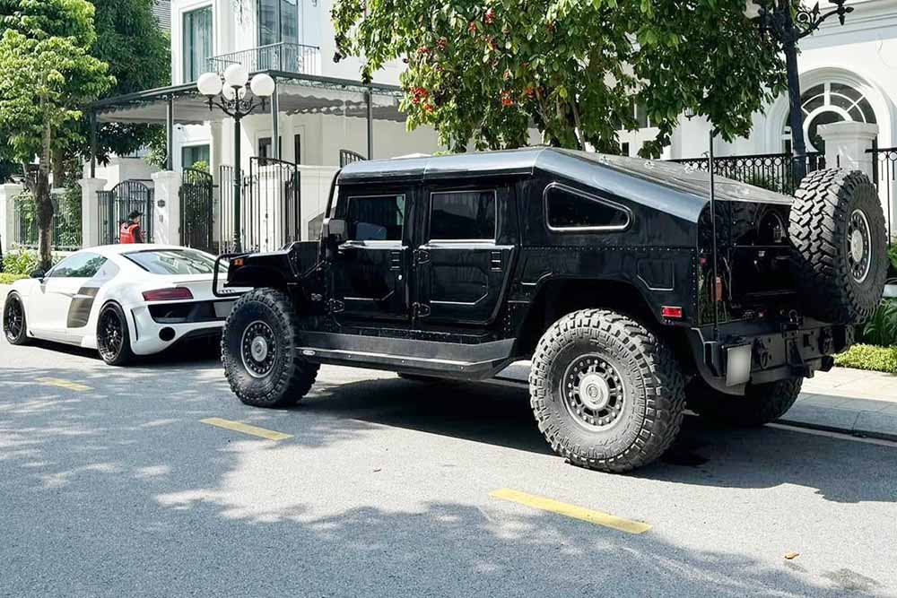 Dos modelos raros Audi R8 y Hummer H1 Alpha aparecieron juntos frente a una villa en Hanoi atrayendo la atencion de los amantes de los coches. Foto: Nguyen Tien
