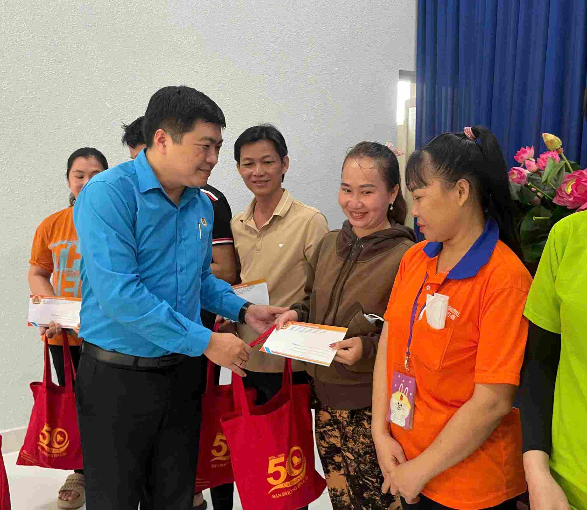 Se co 1.800 doan vien lao dong duoc nhan qua ho tro trong dot nay. Anh: Dinh Trong