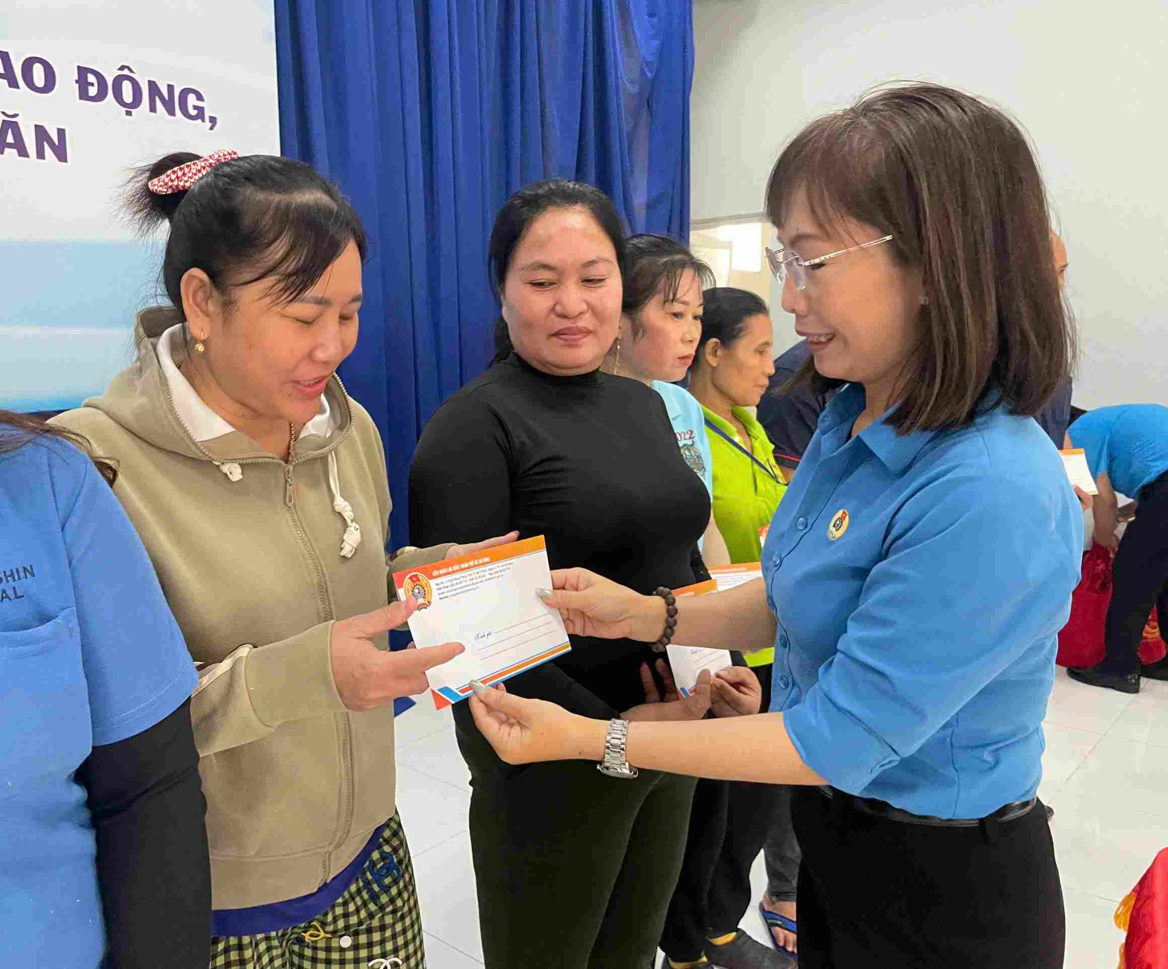 Ba Le Thi Hong Nhung – Uy vien Ban Thuong vu LDLD TPHCM trao qua ho tro cho cong nhan lao dong. Anh: Dinh Trong