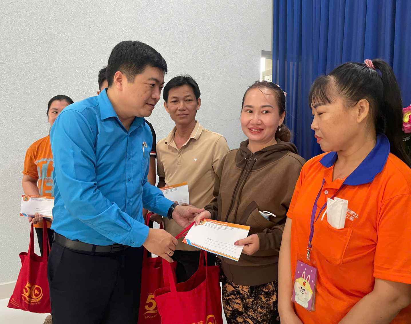 Nguyen Tan Dat 호치민시 노동총연맹 부위원장이 어려운 노동자들에게 지원 선물을 전달하고 있습니다. 사진: Dinh Trong
