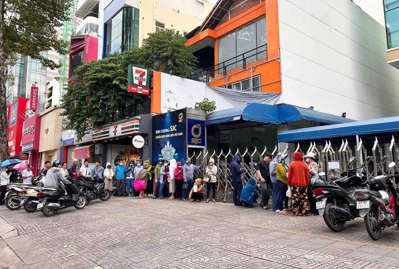 Gold prices have decreased, people are rushing to buy. Photo: Ha May