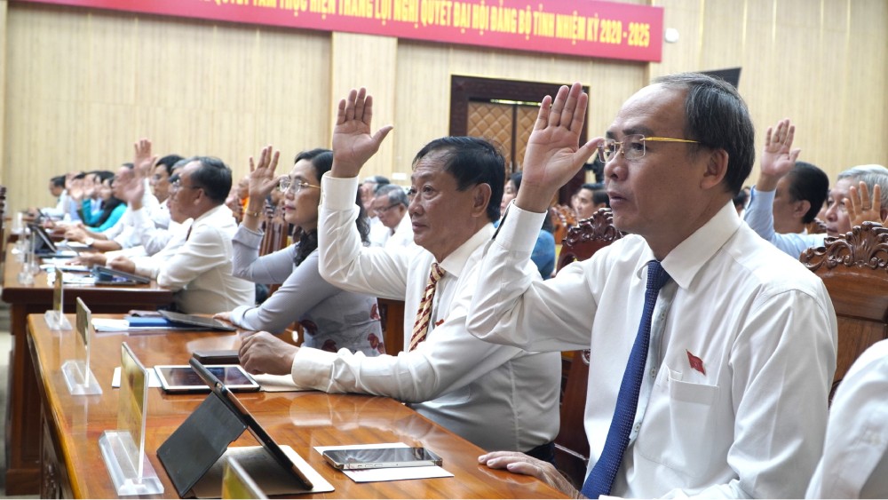 Approving the draft resolution on Regulating the support regime for cadres, civil servants, and public employees; part-time workers in communes and hamlets; people directly participating in work in hamlets; hamlet captains; members of the Security and Order Protection Team working in Tho Chau Special Zone. Photo: Nguyen Anh