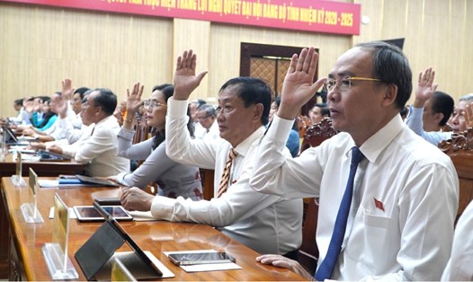 Thông qua dự thảo nghị quyết Quy định chế độ hỗ trợ đối với cán bộ, công chức, viên chức; người hoạt động không chuyên trách xã, ở ấp; người trực tiếp tham gia công việc ở ấp; ấp đội trưởng; thành viên Tổ bảo vệ an ninh, trật tự đang công tác tại Đặc khu Thổ Châu. Ảnh: Nguyên Anh