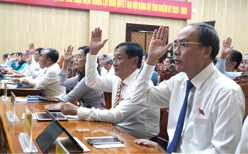 Approving the draft resolution on Regulating the support regime for cadres, civil servants, and public employees; part-time workers in communes and hamlets; people directly participating in work in hamlets; hamlet captains; members of the Security and Order Protection Team working in Tho Chau Special Zone. Photo: Nguyen Anh