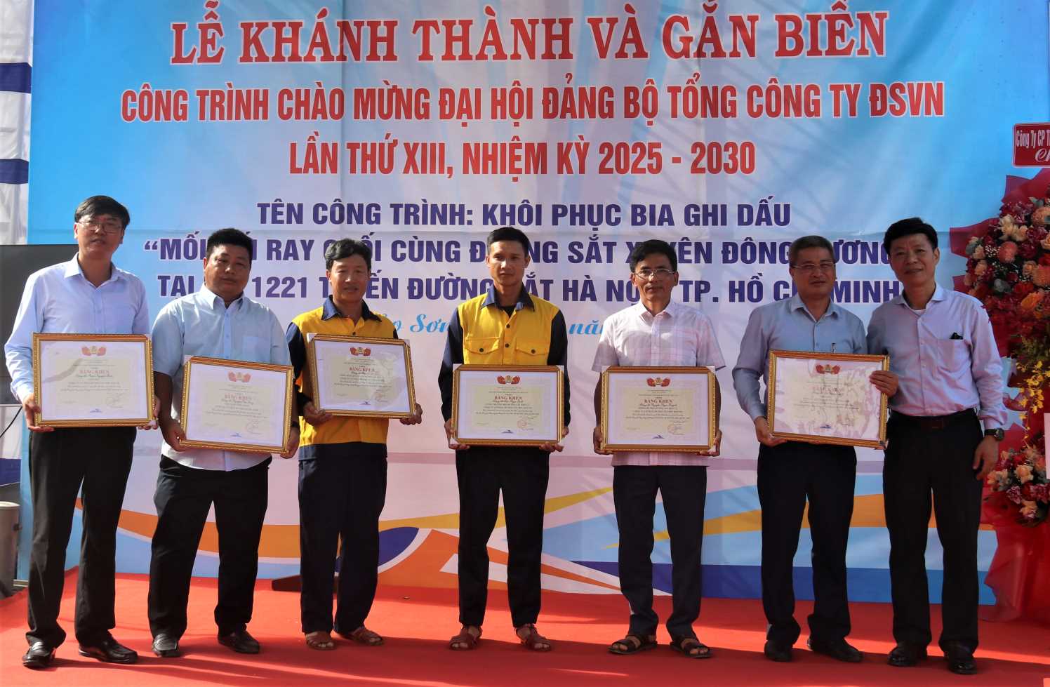 Ong Mai Thanh Phuong - Chu tich Cong doan Duong sat Viet Nam tang bang khen cho cac tap the, ca nhan xuat sac. Anh: Phuong Linh